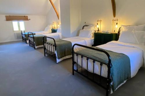 Un pat sau paturi într-o cameră la Mountoussin · Ferme de charme vue pyrénées avec piscine