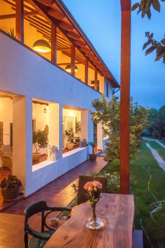 Taman di luar Elma Guesthouse