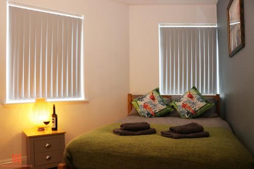 Tempat tidur dalam kamar di Modern Newgate Apartments - Kingsbury Underground, All Local Amenities on Your Doorstep