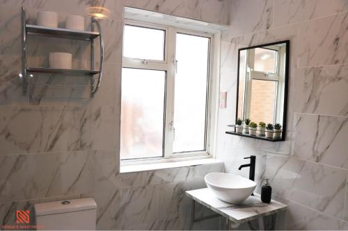 Bilik mandi di Modern Newgate Apartments - Kingsbury Underground, All Local Amenities on Your Doorstep