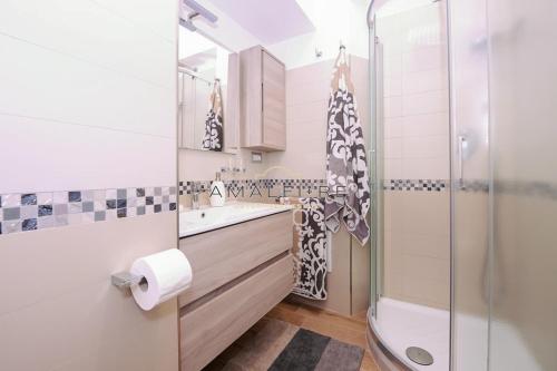 アマルフィにあるCasa Serenaのバスルーム(シャワー、シンク付)