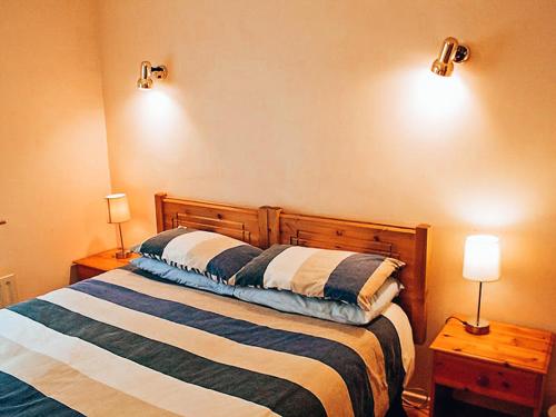Ένα ή περισσότερα κρεβάτια σε δωμάτιο στο Corralea Cottages
