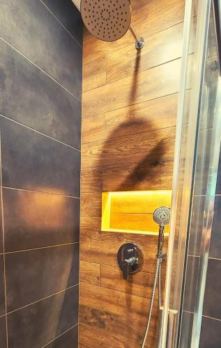 a bathroom with a shower with a shower at Нові Ексклюзивні Апартаменти біля Софіївського Парку in Umanʼ