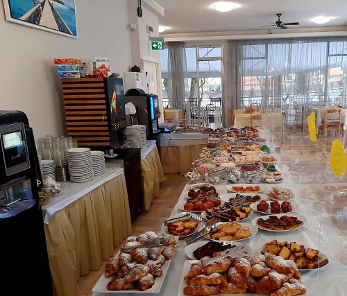 een buffet met veel verschillende soorten eten bij Lively Hotel in Bellaria-Igea Marina