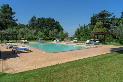 einen Pool mit Stühlen und einem Pavillon in der Unterkunft Frascati Country House in Grottaferrata