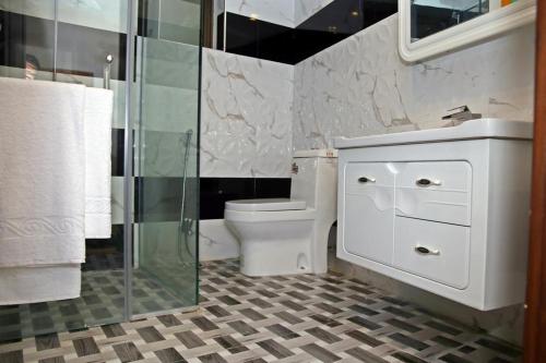 Luxury 3 Bedrooms Apartment tesisinde bir banyo