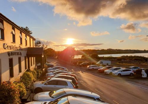 uma fila de carros estacionados num parque de estacionamento em Caisleain Oir Hotel em Annagry