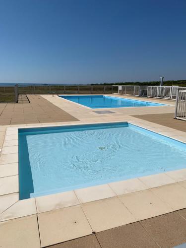 une grande piscine au sommet d'un immeuble dans l'établissement Bel Appartement 11 au rez chaussée vue mer au Maeva, à Guidel