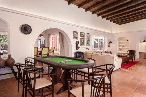 sala de estar con mesa de billar y sillas en KARAT Hacienda Miranda, en Charco del Pino