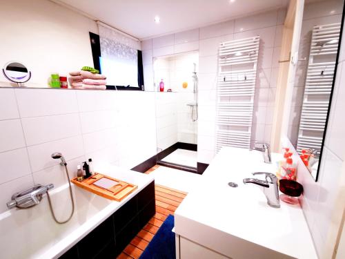 biała łazienka z 2 umywalkami i lustrem w obiekcie La Corte Sconta B&B w Amsterdamie