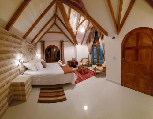 ウユニにあるHotel Nido del Flamencoの木製の天井が特徴のベッドルーム1室(大型ベッド1台付)