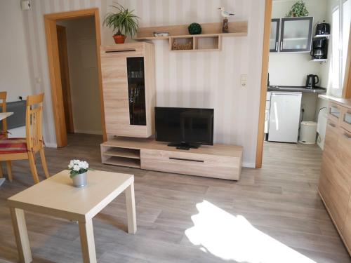 ein Wohnzimmer mit einem Flachbild-TV auf einem Stand in der Unterkunft Ferienwohnung zur Ostsee 2 in Zinnowitz