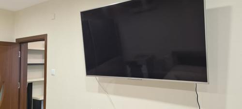 TV de pantalla plana grande colgada en la pared en ЗАРА en Ruse