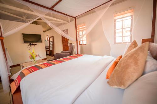 A bed or beds in a room at Kampi Ya Boma Kolwezi