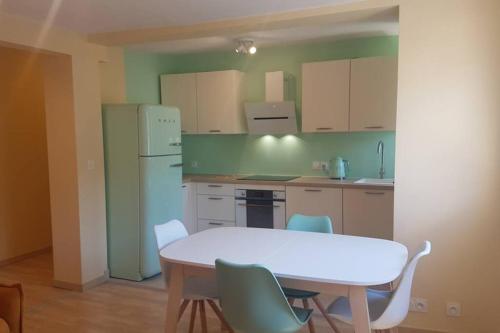 ''Palais du Lac'', SMEG VERT d'eau