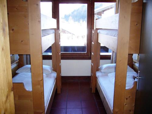 two bunk beds in a room with a window at Residence Silvester in Racines