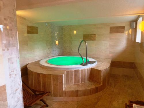 bagno con vasca e fontana di Pokoje RELAX a Rybniště