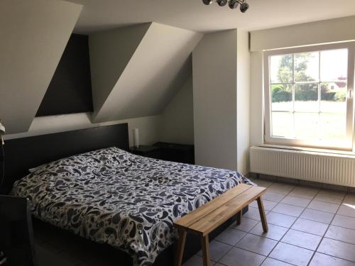 Postel nebo postele na pokoji v ubytování casa matteo de haan Grote straat 152