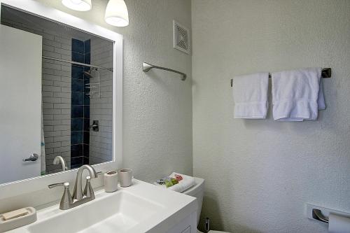 ポート・アランサスにあるPicture Perfect View BH 308の洗面台、トイレ、鏡のあるバスルーム