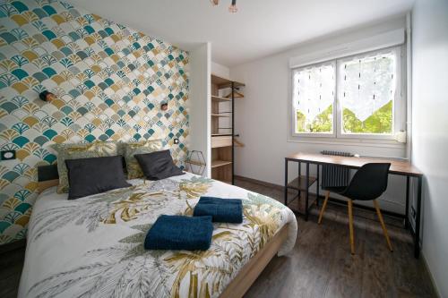 Schlafzimmer mit einem Bett, einem Schreibtisch und einem Fenster in der Unterkunft #La Tardière# in Clermont-Ferrand