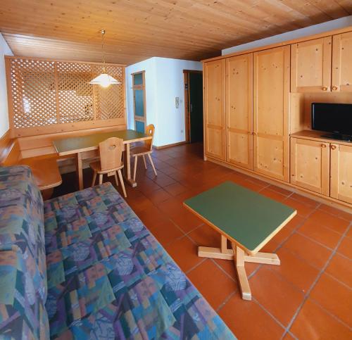 a living room with a table and a kitchen at Residence Silvester in Racines