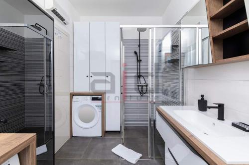 łazienka z toaletą i umywalką w obiekcie PULA PORTA AUREA & Wellness Oasis w Puli