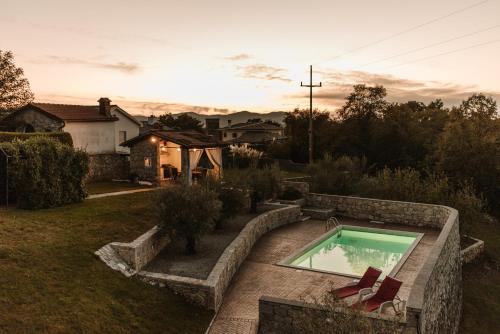 Výhled na bazén z ubytování Castle house with swimming pool & sauna & tennis court & wine cellar nebo okolí