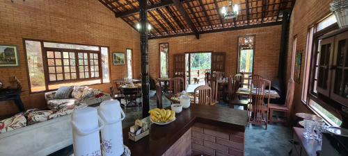 a living room with a table with bananas on it at Recanto dos Sonhos Guest House in Lumiar