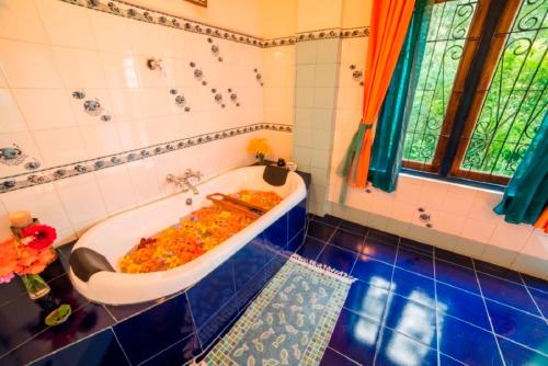 un bagno con vasca riempita di arance di Bamboo Retreat a Gangtok