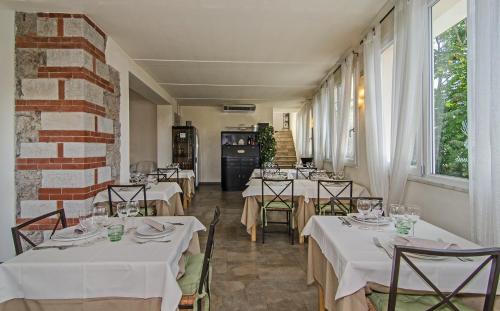 ห้องอาหารหรือที่รับประทานอาหารของ Hotel Bencista'