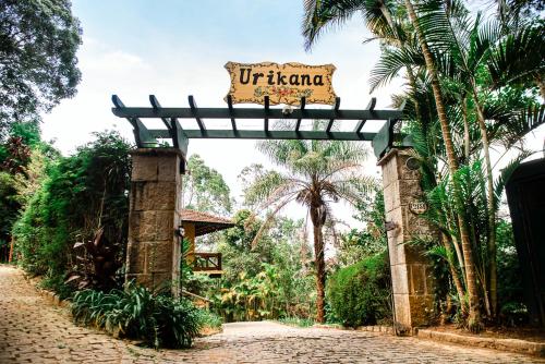 ein Tor mit einem Schild, das Utuana liest in der Unterkunft Urikana Boutique Hotel in Teresópolis