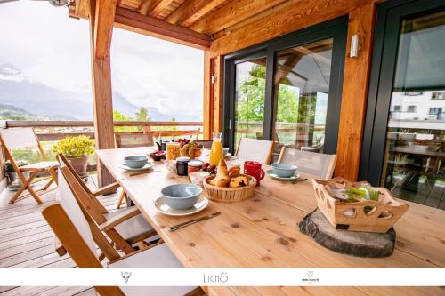 einem Holztisch mit Essen auf einem Haus in der Unterkunft Chalet Caprice in Combloux
