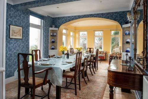 a dining room with a table and chairs at Eisteddfa in Criccieth