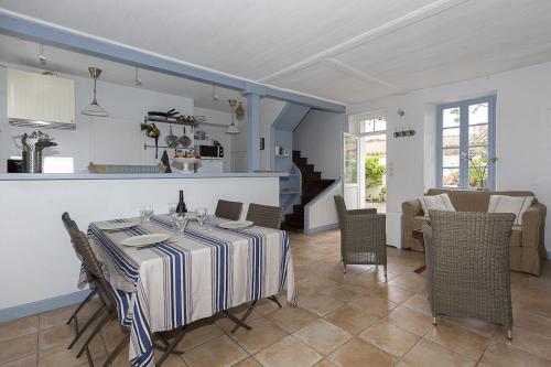 a dining room with a table and chairs at 350m de la mer - maison pour 6 in L'Ile d'Yeu