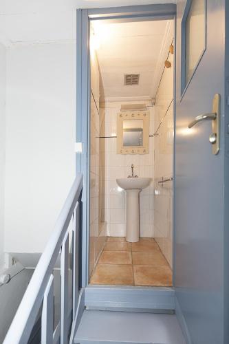 une petite salle de bain avec un lavabo et des toilettes dans l'établissement 350m de la mer - maison pour 6, à L'Ile d'Yeu