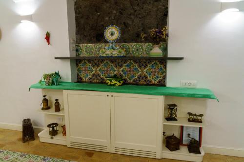 a counter with a green counter top in a room at Villa Manning Relais in Sorrento