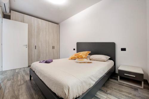 a bedroom with a large bed in a room at Casa Andrea in Gera Lario