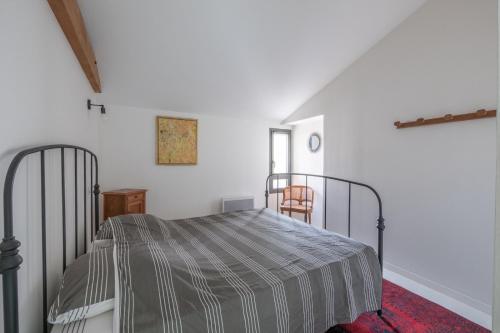 1 dormitorio con 1 cama en una habitación blanca en Maison de charme pour 6 personnes à Jard-Sur-Mer, en Jard-sur-Mer