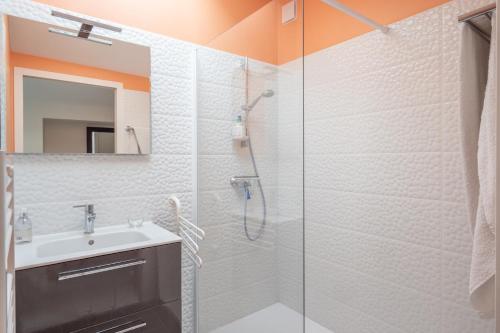 ジャール・シュル・メールにあるMaison pour 6 - Jardin - 950m de la plageのシャワーと洗面台付きのバスルーム