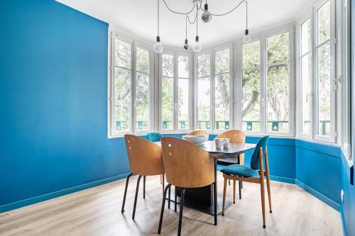 une salle à manger avec des murs bleus et une table et des chaises dans l'établissement Maison pour 5 personnes - 500m de la plage, à Noirmoutier-en-l'lle