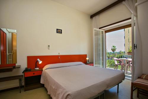 サン・ベネデット・デル・トロントにあるHotel Antaresのベッドルーム1室(ベッド1台付)、バルコニー(テーブル付)