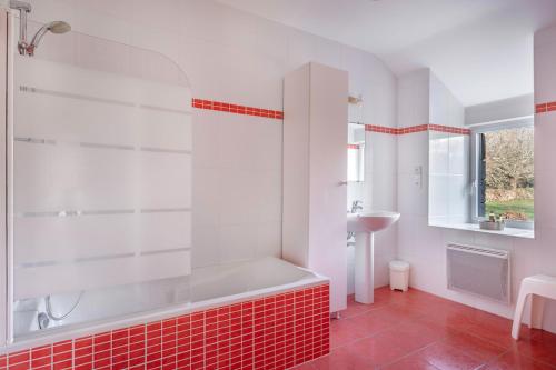 ein Badezimmer mit Badewanne und Waschbecken in der Unterkunft Maison pour 8 personnes à Sarzeau - Superbe jardin in Sarzeau