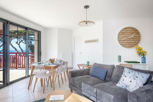 un salon avec un canapé et une table dans l'établissement Bel appartement vue mer pour 8, à Pléneuf-Val-André
