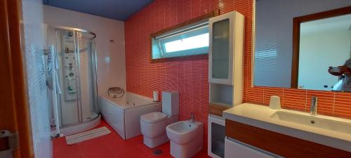 ein Badezimmer mit Toilette, Waschbecken und Dusche in der Unterkunft Casa do Mar in Costa Nova