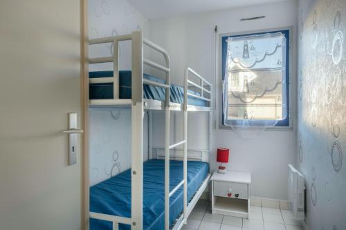 เตียงสองชั้นในห้องที่ Vacances en famille sur la côte sauvage du Croisic