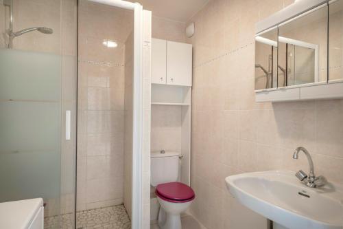 une salle de bain avec toilettes, lavabo et douche dans l'établissement À 200m de la plage, vue mer pour 4, au Croisic