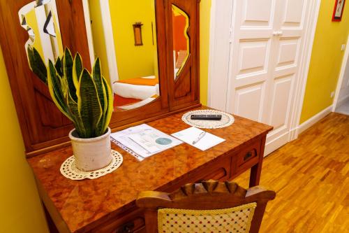 a desk with a mirror and a potted plant on it at Villa Manning Relais in Sorrento
