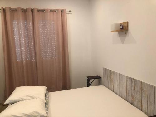 une chambre avec un lit et un rideau de douche dans l'établissement Muratello Appart 1, à Porto-Vecchio