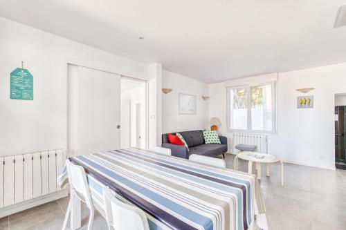 um quarto branco com uma cama e um sofá em Séjour détente à Bretignolles-sur-Mer pour 5 personnes em Bretignolles-sur-Mer