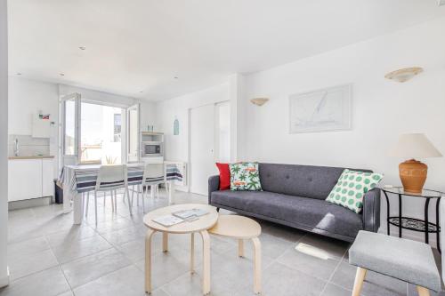 un salon avec un canapé et une table dans l'établissement Séjour détente à Bretignolles-sur-Mer pour 5 personnes, à Bretignolles-sur-Mer